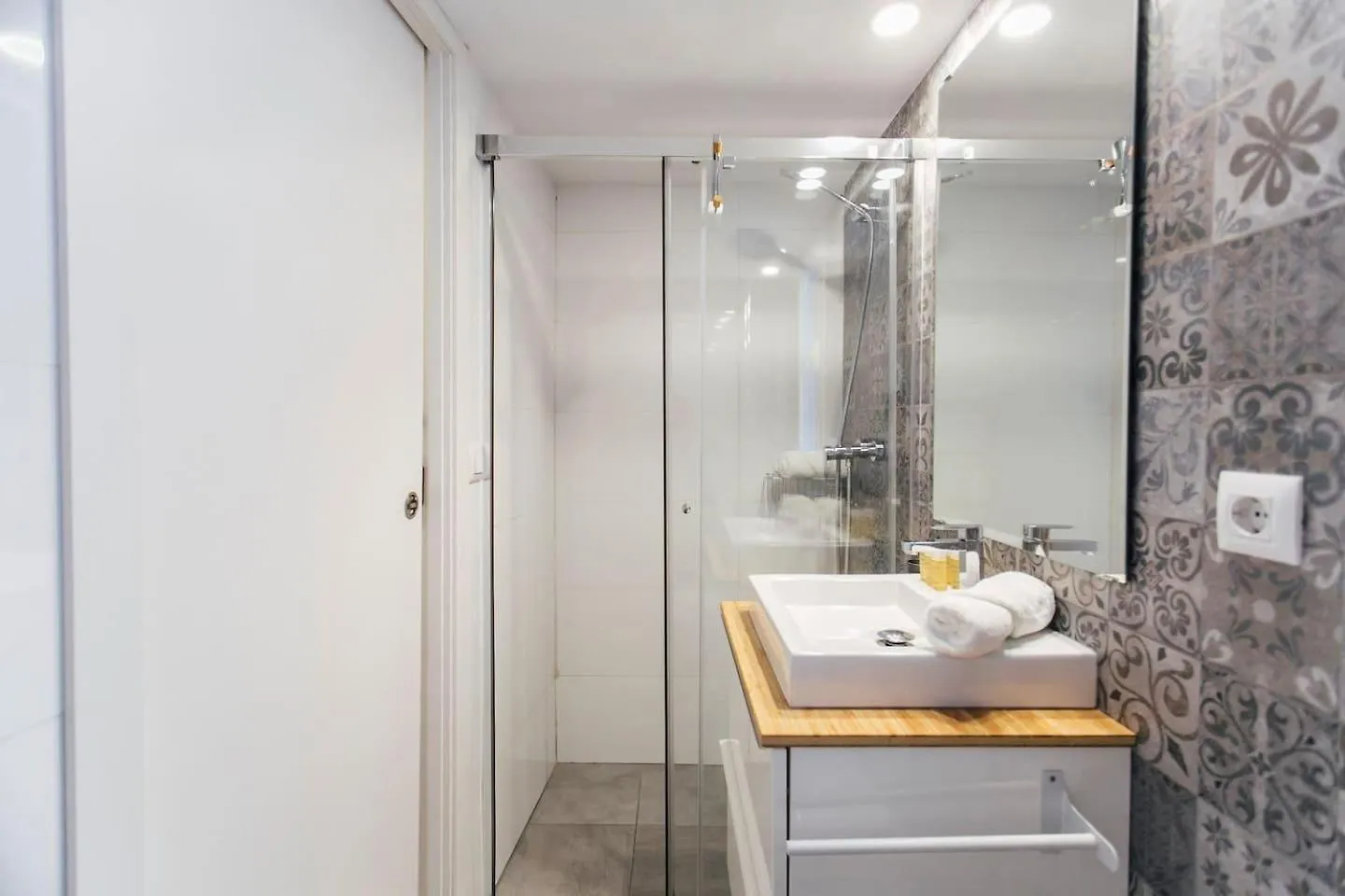 Amplio Apartamento De Diseno Precioso De Estilo Sevillano En Pleno Centro Seville