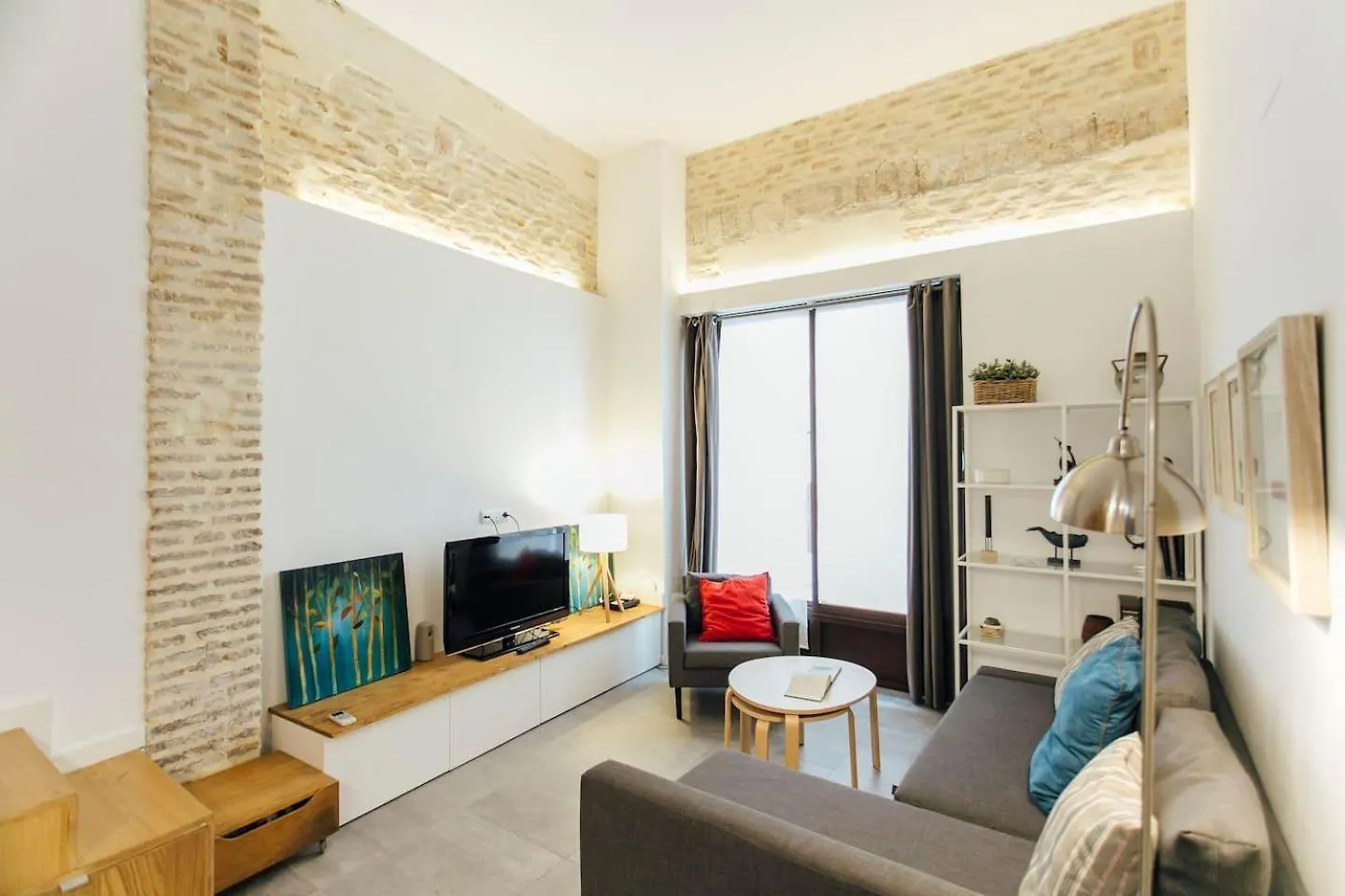 Amplio Apartamento De Diseno Precioso De Estilo Sevillano En Pleno Centro